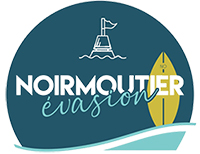 Le logo affiche le texte "Noirmoutier évasion" en blanc avec une silhouette de voile sur une mer, et une planche de surf jaune sur la droite.